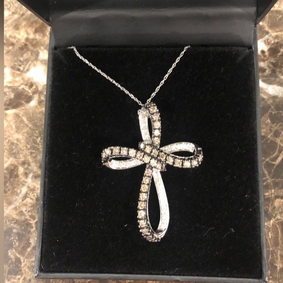 Diamond cross necklace 2 ct. - Picture 2 of 10